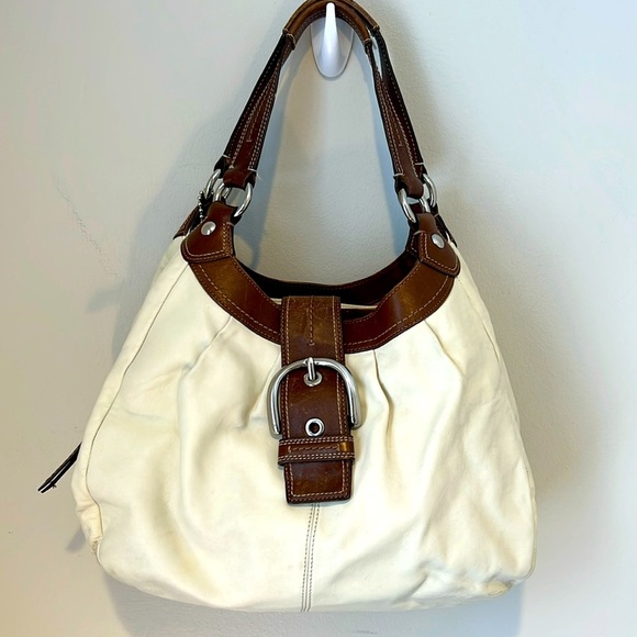 Coach Handbags - Coach Lynn Hobo Large Shoulder Bag Buckle Cream Leather Authentic Purse F15075